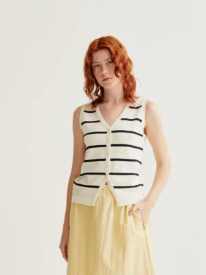 Chaleco de punto con estampado de rayas blanco y negro. Compañia Fantastica