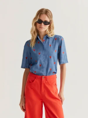 Camisa 100% algodón chambray con bordado de corazones. Compañia Fantastica