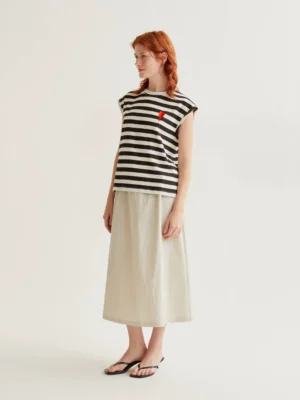 Camiseta con estampado de rayas negras con bordado de tulipán