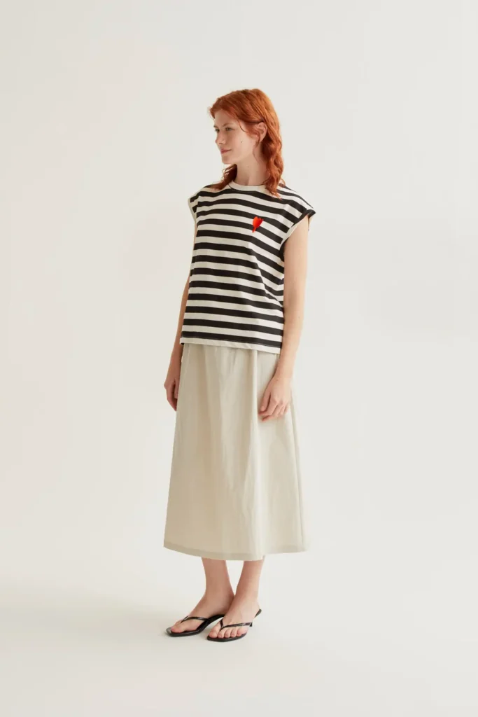 Camiseta con estampado de rayas negras con bordado de tulipán