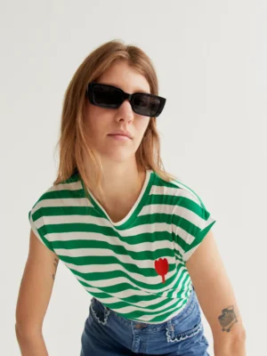 Camiseta verde con bordado de tulipán rojo. Compañia fantastica