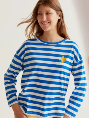Camiseta con estampado de rayas azules con bordado de corazón. Compañia fantastica