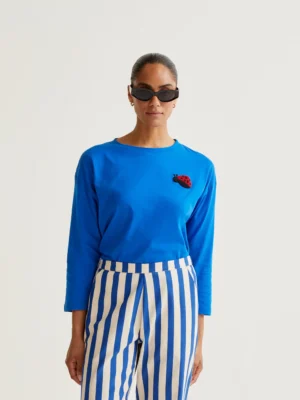 Camiseta azul con bordado Coccinellidae. Compañia Fantastica