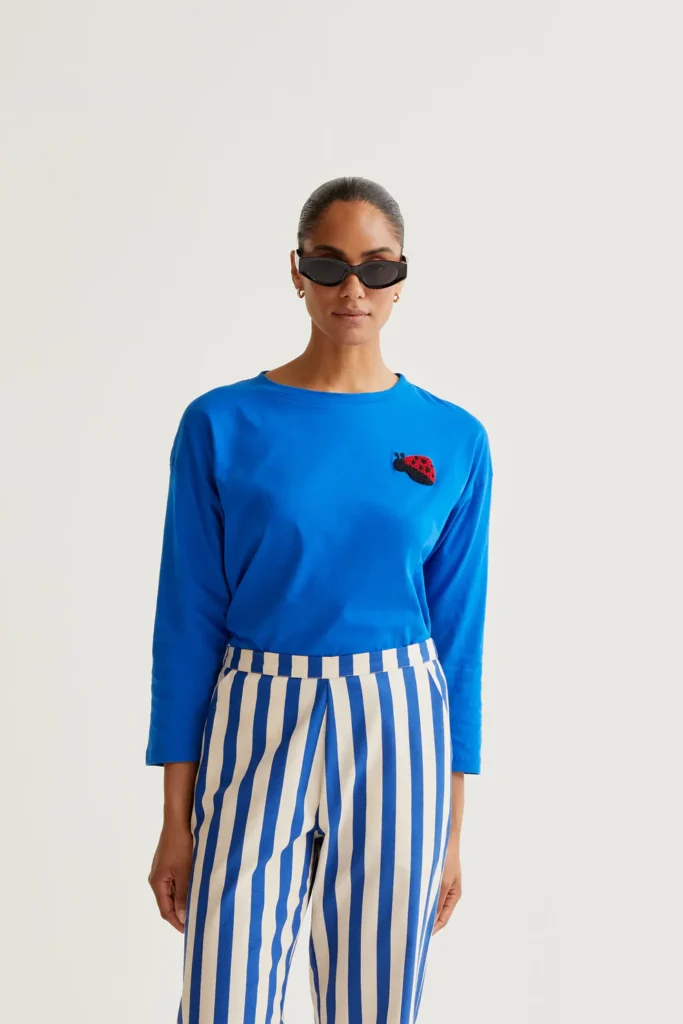 Camiseta azul con bordado Coccinellidae. Compañia Fantastica