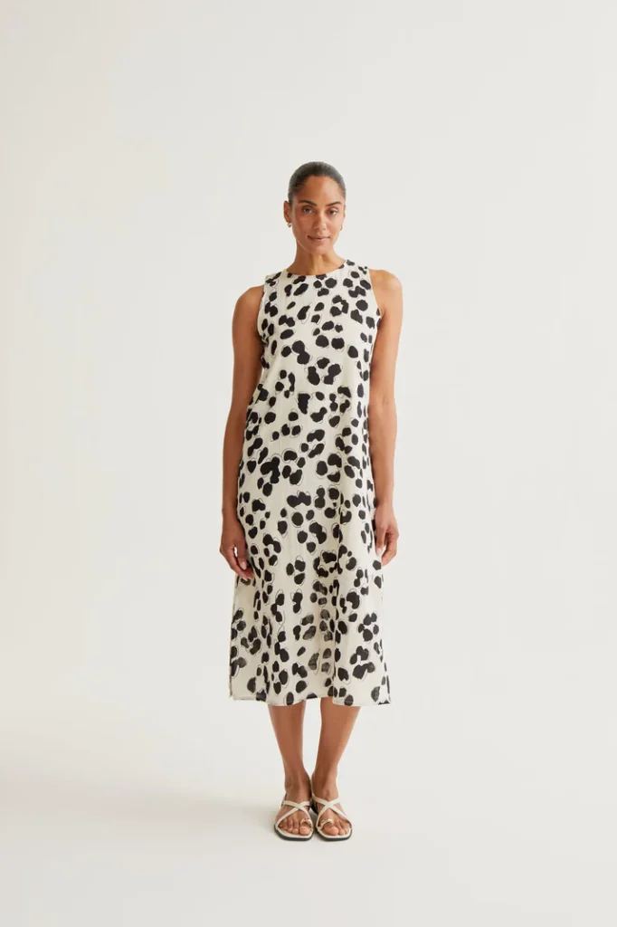 Vestido midi de algodón en tono beig clarito con manchas negras