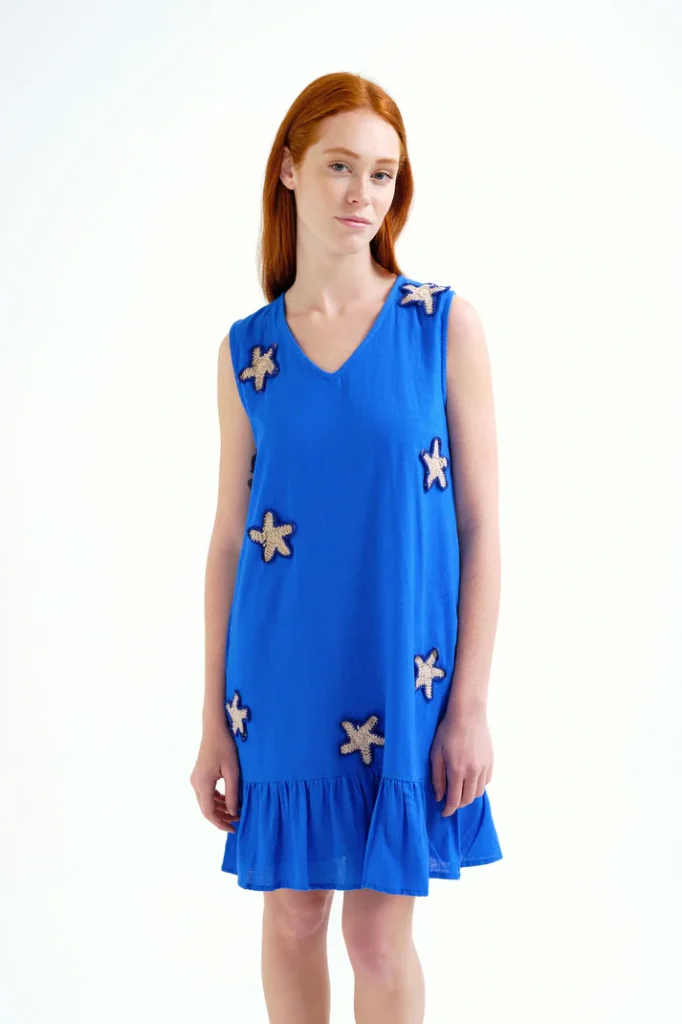 Vestido de algodón en color azul intenso con estrellas de mar bordadas.